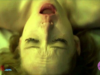 金发书呆子被舔屁股和猛干