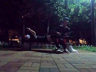 Fui fazer uma corrida no parque acabei encontrando um muleque pauzudo e fudemos na pracinha