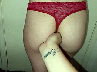 Lepa ženska plača najemnino z rožnato muco v zunanjem seksu.