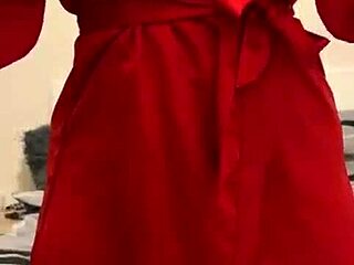 Смотри, как эта брюнетка дразнит свои большие сиськи в красном белье!