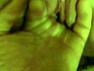 Lipslit fingers her pussy, not shy on camera 😉