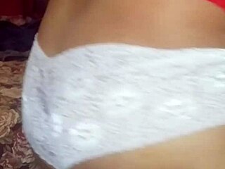 رجل يخرج من الخزانة كمثلي الجنس