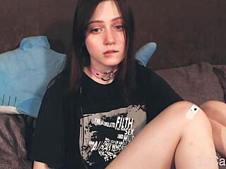 Une fille webcam de 18 ans se masturbe avec un dildo 😘