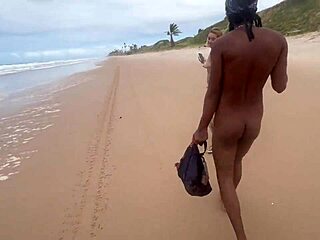 ¿Quieres ver a morenas calientes descontroladas en fiesta de playa nudista?