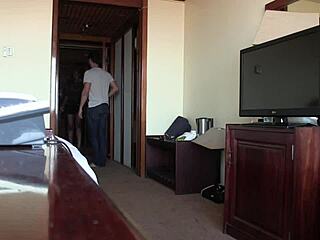 Percaya tak, gadis Afrika kurus ni boleh deepthroat batang besar gila?