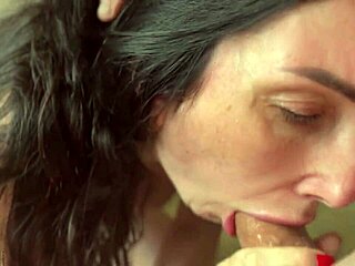 Basszus! Mostohafiam teleélvezte a számat, miközben a vécén voltam!