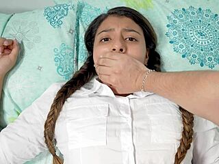 أخوها بالتبني يكتم أختو بممارسة قوية في البيت، لاتينية صغيرة سوداء تتناك لوحدها