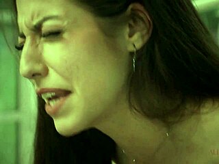 Incrível! Freya Parker e Spencer Bradley em ação lésbica quente na faculdade!