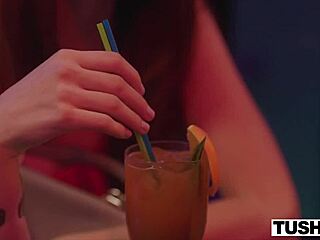 这个Tushy饥渴红发女在度假中乞求肛交、扩张和肛交口交？