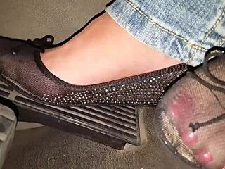 Włoska milf dominuje na kamerce z intensywną zabawą analną