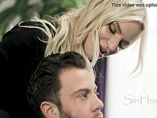 Lycklig make får blowjobs och knullar blonda latina-sekreterare