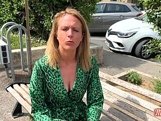 Verdorie! Blonde slet Julie bij wilde trio deel 1!