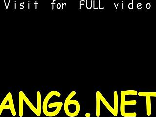 Γλυκιά νεαρή καρδιά παίζει με το τρίτο πόδι του τύπου στις διακοπές