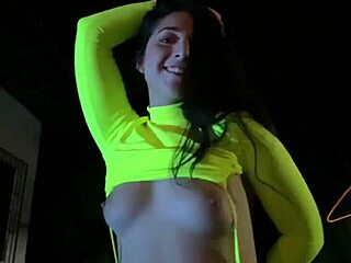 Novinha Gostosa Dançando Funk de Calcinha e Se Exibindo