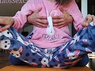 Očim ni mogel upreti draženju pastorkine mokre pičke in majhnih 18+ cic v pižami