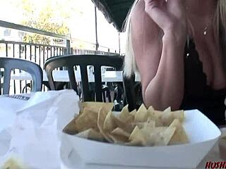 金发女同勾引大奶美女热辣玩耍