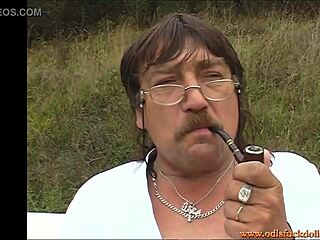 Doamne tinere futute tare de bărbați bătrâni morocănoși în joacă afară