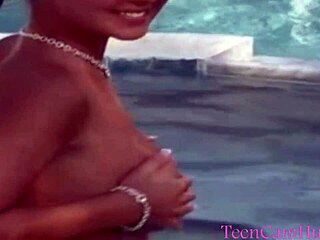 大胆的18+青少年模特泳装挑逗大奶在泳池边