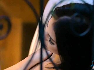 嘿，想看这个熟女脱掉性感内衣吗？