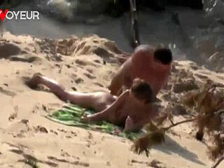 Plažni vojer gleda vročo 18+ punco kako jo tolčejo v pesek