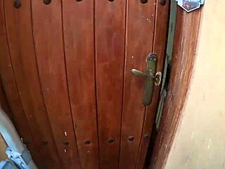 顽皮妻子不穿内裤和胸罩迎接技工😜