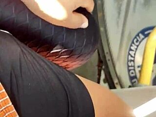 리마 거리에서 그 성숙한 페루 MILF한테 큰 엉덩이 플래시해