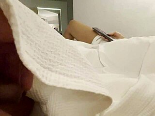 哦继妹看电视时给我撸管超爽！