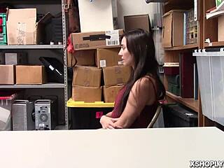 Jade Amber slečena in sesa velik kurac policista LP