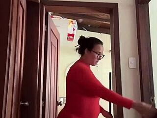 Tetangga di kamar mandi dapat ditumbuk dengan aksi solo creamy intens!