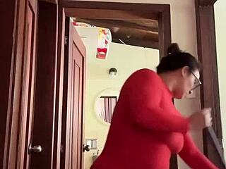 Tetangga di kamar mandi dapat ditumbuk dengan aksi solo creamy intens!