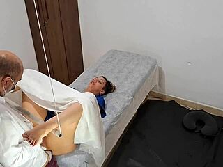 Ginecólogo explota a paciente para sexo salvaje