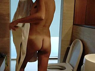 Stojící čůrání ve sprše v klubovně, horká moč na nohy?