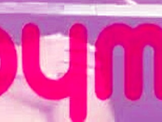 漂亮美女用假阳具玩弄湿紧小穴，还自己打屁股