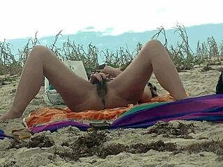 เชื่อไหม? ภรรยาคักโค้ลด์จับควยให้คนแปลกหน้าในชายหาด!