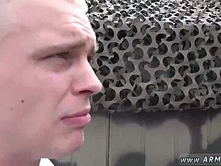 我第一次在投币口尝试熊装性爱