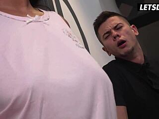 איימי אמור עם ציצים ענקיים דופקת בסתר בחדר מעונות