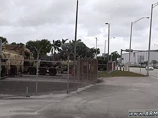 我第一次在投币口尝试熊装性爱