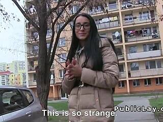 Európai szemüveges csaj keményen megkapja nyilvánosan POV-ban.