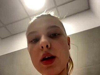 Ella chorrea y se juega consigo misma justo en el gimnasio.