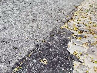 Felültem a motorra és a barátom farkára