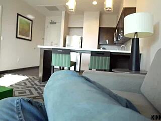 Vanna Bardot folla a su hermanastro por upgrade de tarjeta