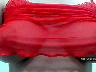 ใครสักคนดูดหรือเสร็จบนนมเล็กของฉัน