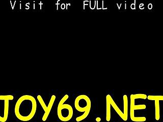 18+の若い娘が濡れたマンコをソロで指マンしてるの見てる