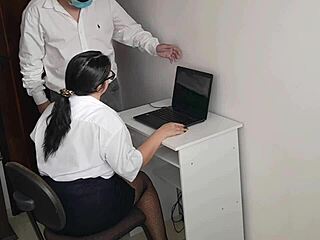 Secretária safada, ready to please the boss?