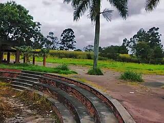 Нашла парня курящего в лесу дала ему сочную жопу!