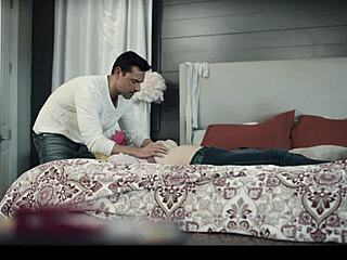 Beau-papa fige sa belle-fille pour une action anime intense.