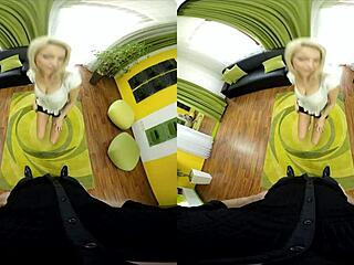 Karol Lilien在淋浴和房间里渴望你的鸡巴