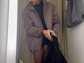 Pauzudo хванат да се преобличат в пробната на мола