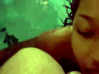 Na piscina do motel, curtindo uma mamada gostosa da negra sexy