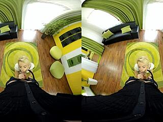 Karol Lilien在淋浴和房间里渴望你的鸡巴